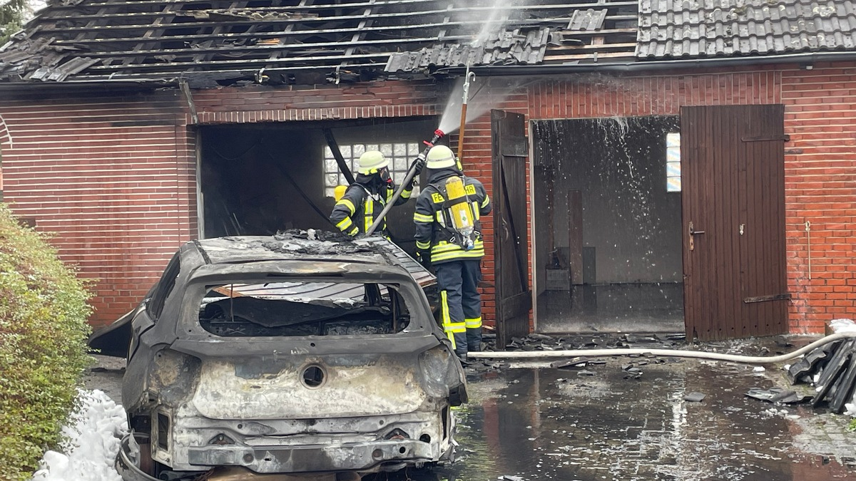 FW-ROW: Garage gerät in Brand - Feuerwehr kann übergreifen auf Mehrfamilienhaus verhindern - Foto: presseportal.de
