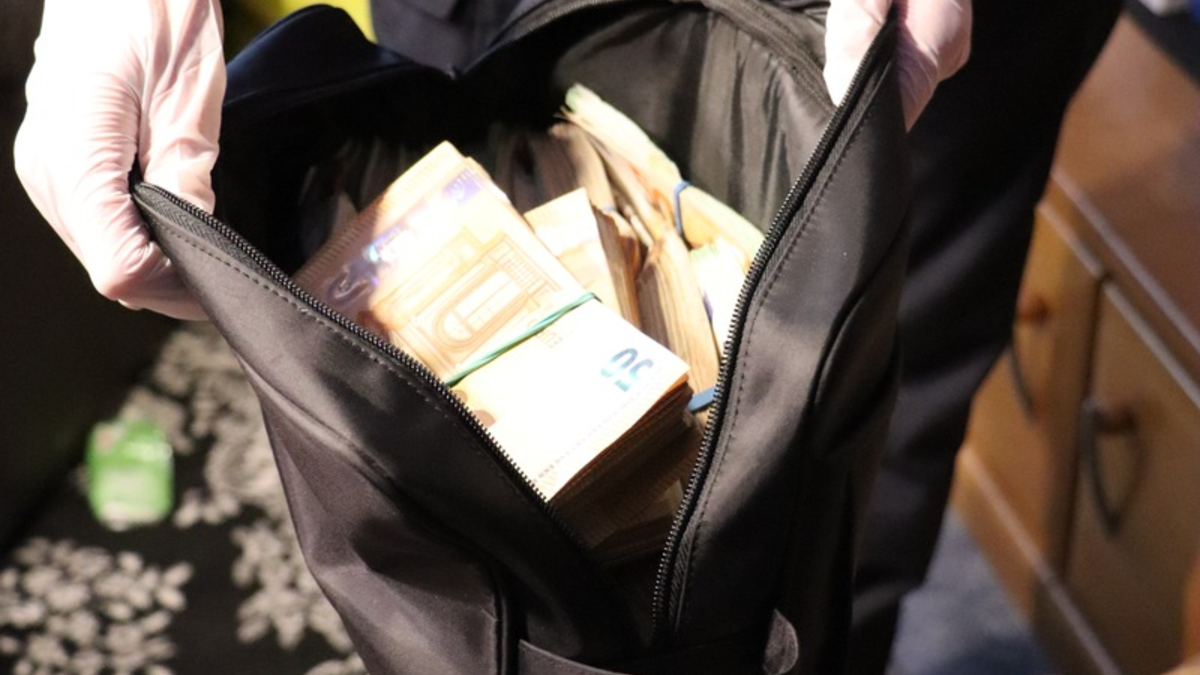 HZA-MS: Hauptzollamt Münster durchsucht chinesische Massagestudios in Münster/ Zoll vollstreckt 28 Durchsuchungsbeschlüsse im Auftrag der Staatsanwaltschaft Münster / rund 350.000 Euro Bargeld beschlagnahmt - Foto: presseportal.de