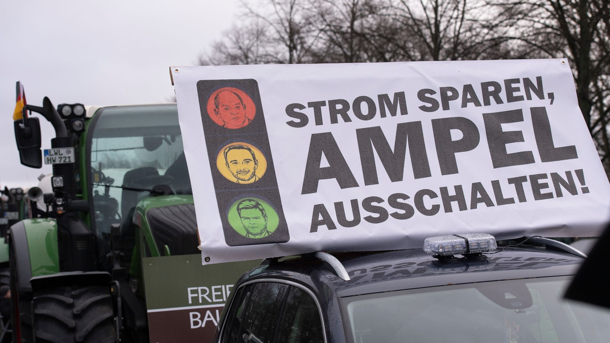 Landwirte machten ihrem Ärger auf der Straße Luft. - Foto: Paul Zinken/dpa