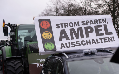 Landwirte machten ihrem Ärger auf der Straße Luft. - Foto: Paul Zinken/dpa