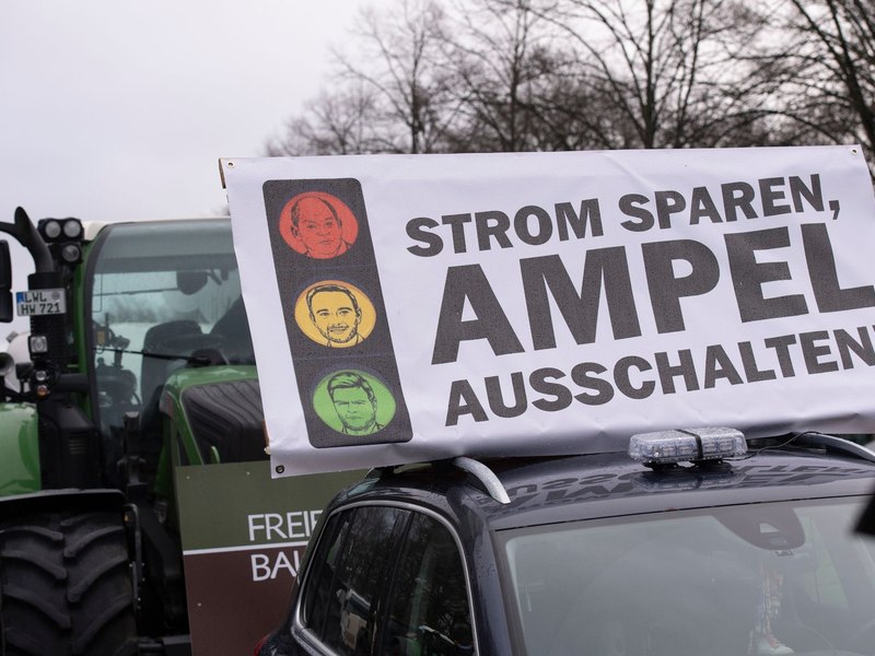 Landwirte machten ihrem Ärger auf der Straße Luft. - Foto: Paul Zinken/dpa