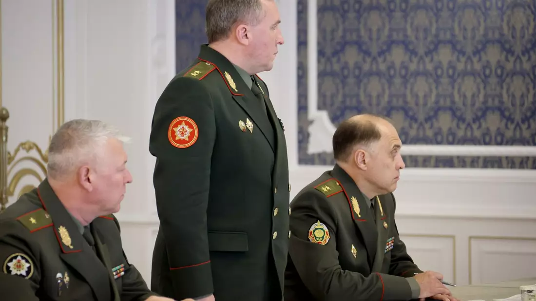 Verteidigungsminister Viktor Chrenin (M) hat die Militärdoktrin von Belarus überarbeitet. - Bild: Nikolai Petrov/BelTA Pool/AP/dpa