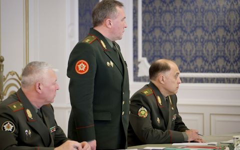 Verteidigungsminister Viktor Chrenin (M) hat die Militärdoktrin von Belarus überarbeitet. - Foto: Nikolai Petrov/BelTA Pool/AP/dpa