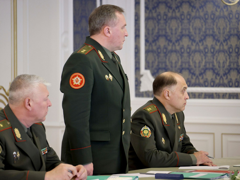 Verteidigungsminister Viktor Chrenin (M) hat die Militärdoktrin von Belarus überarbeitet. - Foto: Nikolai Petrov/BelTA Pool/AP/dpa