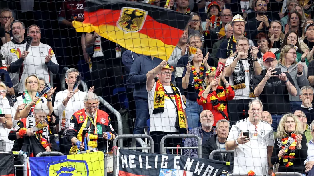 Die deutschen Fans feuerten das DHB-Team in Berlin lautstark an. - Bild: Andreas Gora/dpa