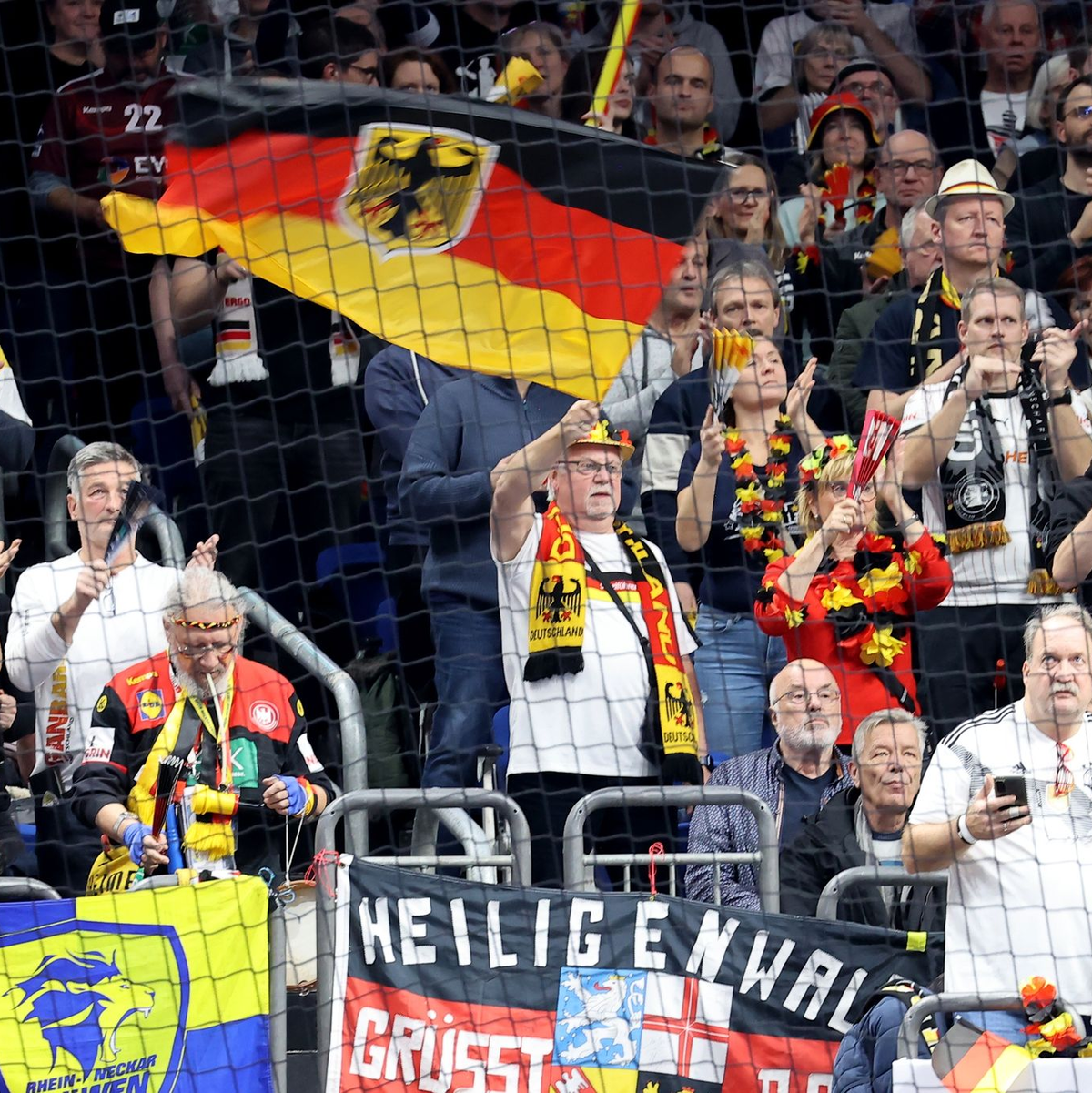 Die deutschen Fans feuerten das DHB-Team in Berlin lautstark an. - Foto: Andreas Gora/dpa