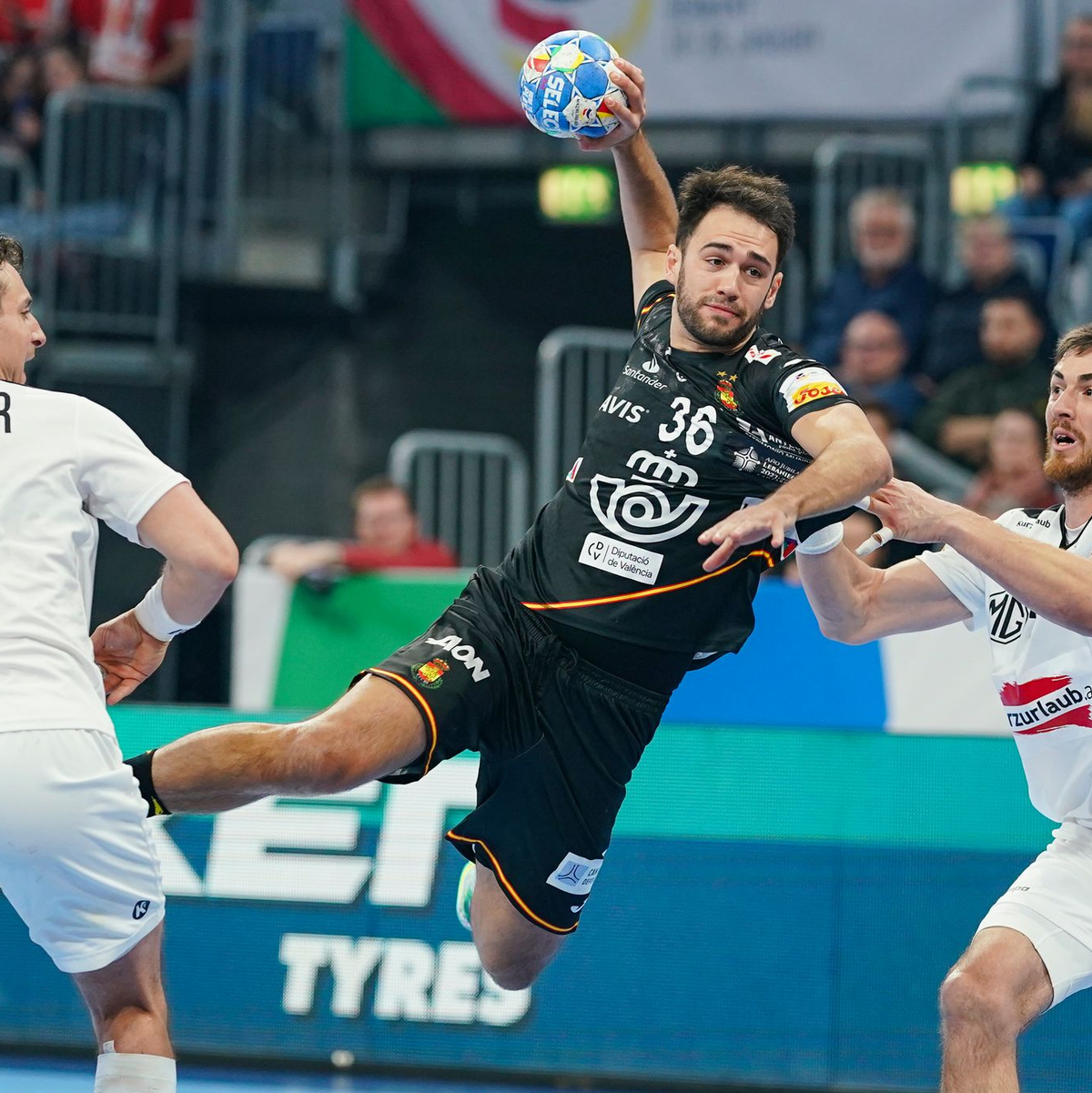 Mitfavorit Spanien fliegt nach einem Unentschieden gegen Österreich sensationell aus dem Turnier. - Foto: Uwe Anspach/dpa