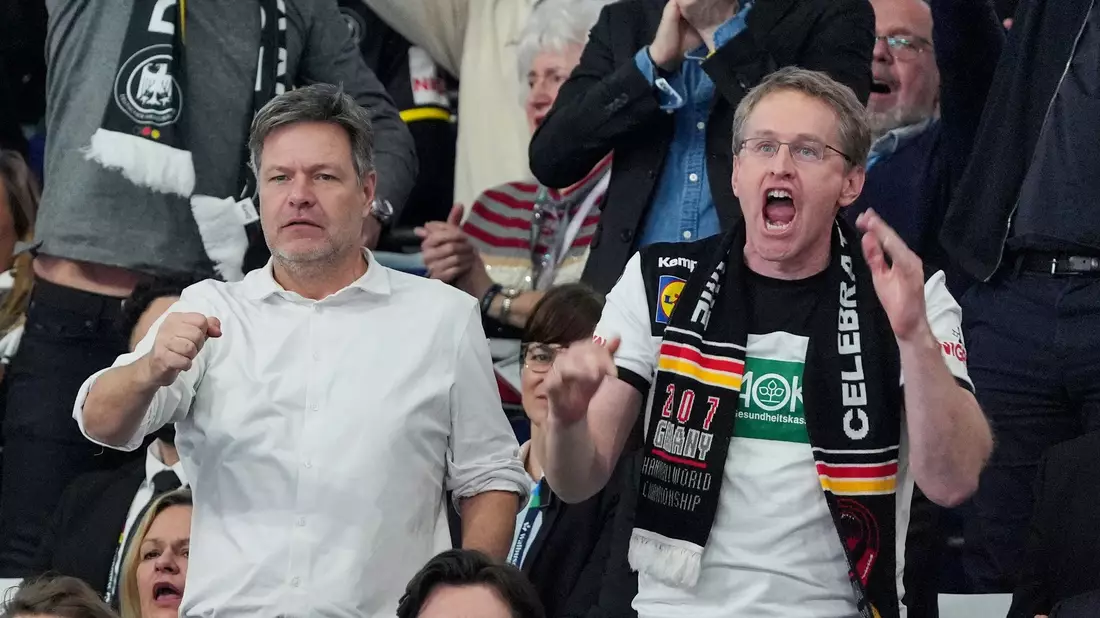 Unter den Zuschauern in Berlin waren auch Robert Habeck (l) und Daniel Günther. - Bild: Sören Stache/dpa