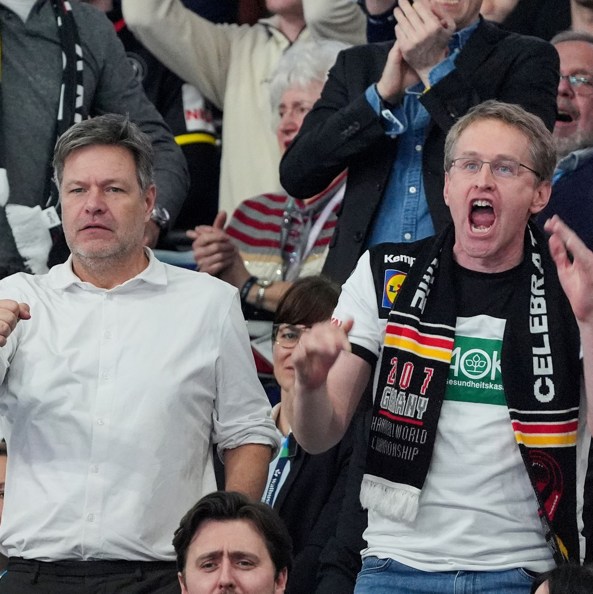 Unter den Zuschauern in Berlin waren auch Robert Habeck (l) und Daniel Günther. - Foto: Sören Stache/dpa