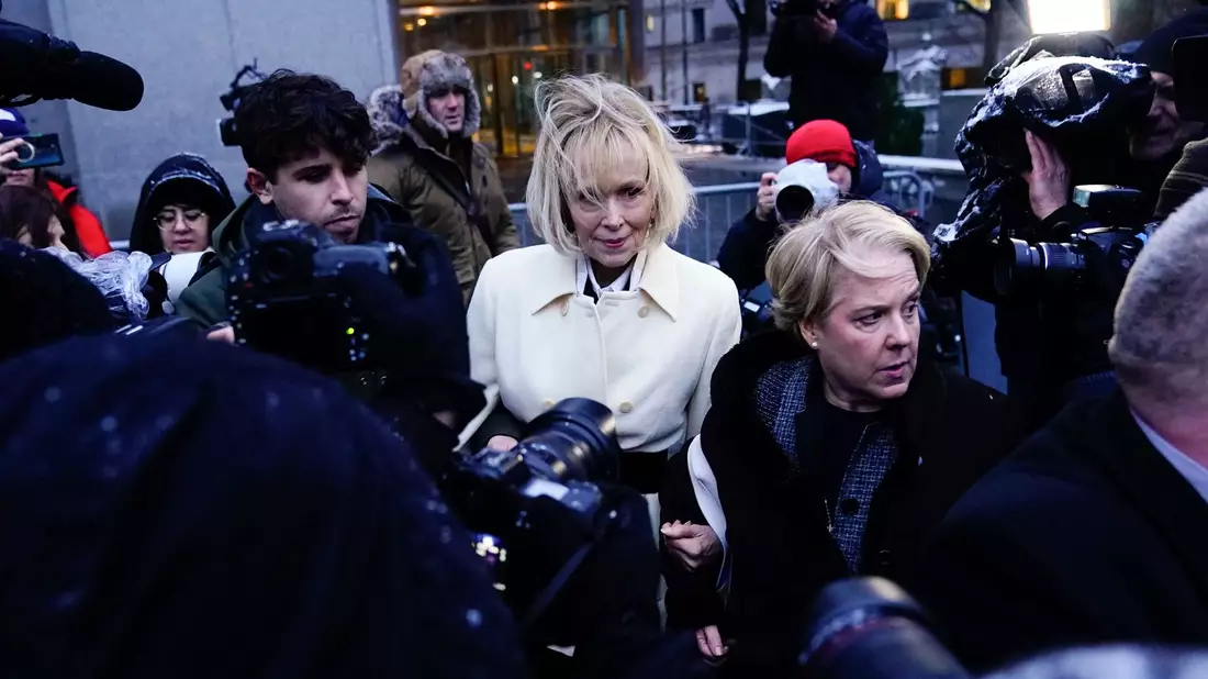 Die Autorin E. Jean Carroll verlässt das Bundesgericht in Manhattan nach dem Beginn ihres zweiten Verleumdungsprozesses gegen Donald Trump. - Bild: Frank Franklin II/AP