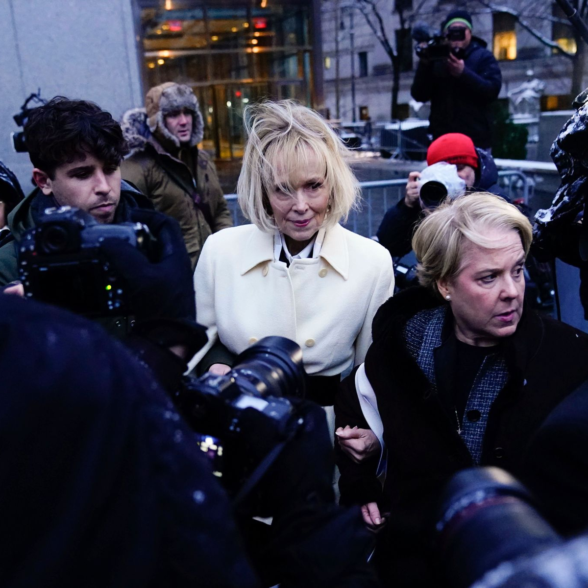 Die Autorin E. Jean Carroll verlässt das Bundesgericht in Manhattan nach dem Beginn ihres zweiten Verleumdungsprozesses gegen Donald Trump. - Foto: Frank Franklin II/AP