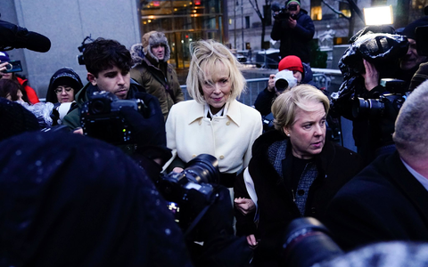Die Autorin E. Jean Carroll verlässt das Bundesgericht in Manhattan nach dem Beginn ihres zweiten Verleumdungsprozesses gegen Donald Trump. - Foto: Frank Franklin II/AP