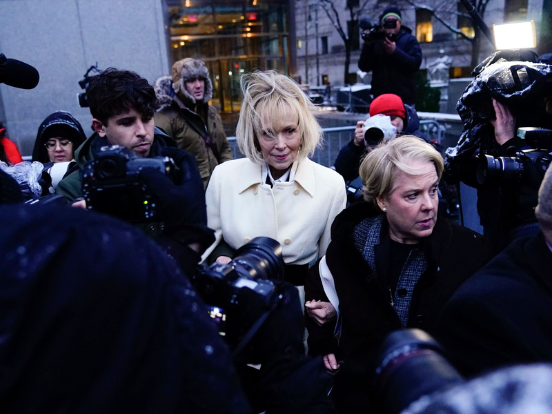 Die Autorin E. Jean Carroll verlässt das Bundesgericht in Manhattan nach dem Beginn ihres zweiten Verleumdungsprozesses gegen Donald Trump. - Foto: Frank Franklin II/AP
