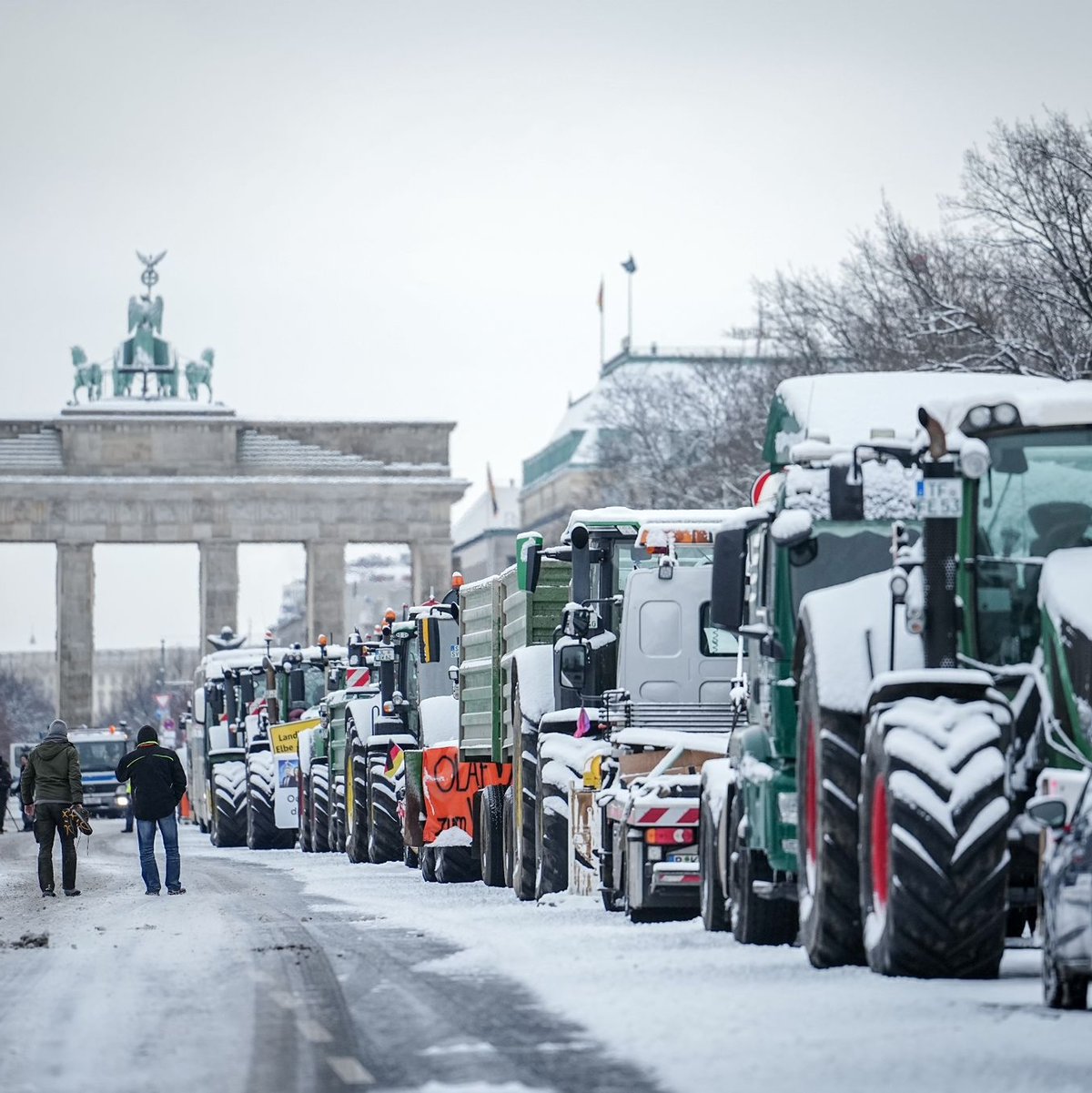 Am Montag hatte es in Berlin eine Demonstration mit Tausenden Landwirten gegen die geplante Streichung von Steuerentlastungen gegeben. - Foto: Kay Nietfeld/dpa