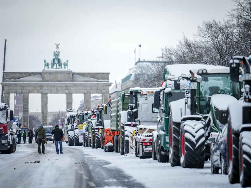 Am Montag hatte es in Berlin eine Demonstration mit Tausenden Landwirten gegen die geplante Streichung der Steuerentlastungen gegeben. - Foto: Kay Nietfeld/dpa