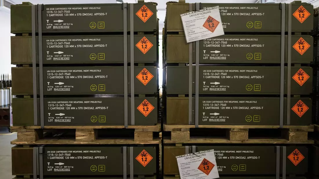 Kisten mit 120-Millimeter KE Panzermunition stehen in einer Halle bei Rheinmetall. - Bild: Philipp Schulze/dpa