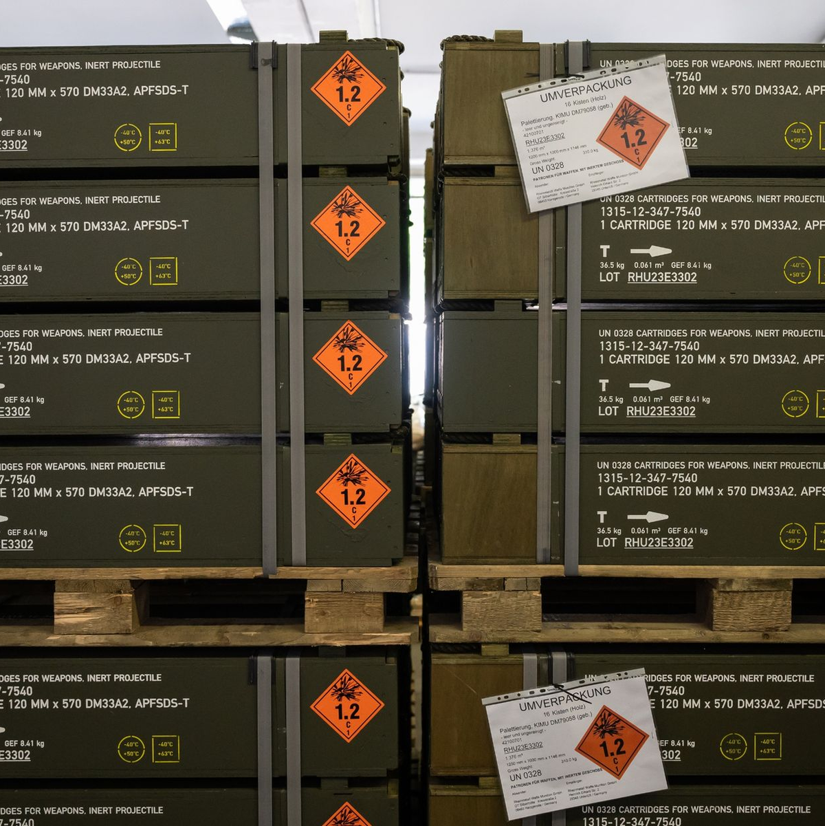 Kisten mit 120-Millimeter KE Panzermunition stehen in einer Halle bei Rheinmetall. - Foto: Philipp Schulze/dpa