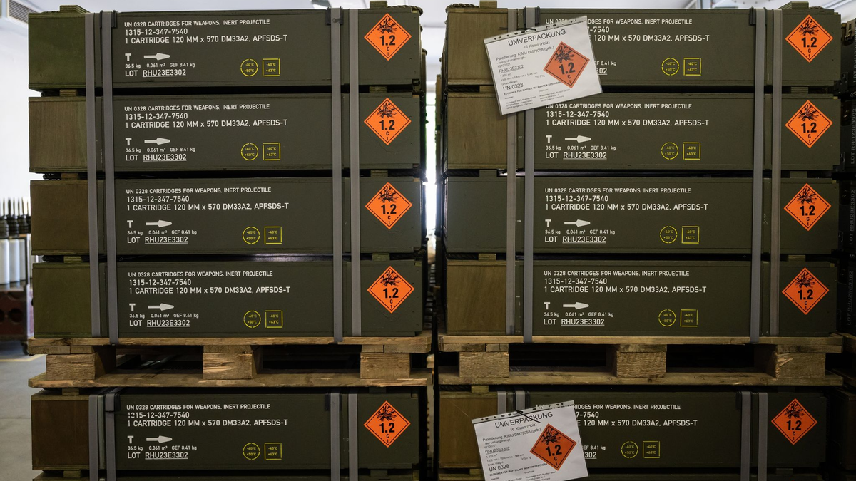 Kisten mit 120-Millimeter KE Panzermunition stehen in einer Halle bei Rheinmetall. - Foto: Philipp Schulze/dpa