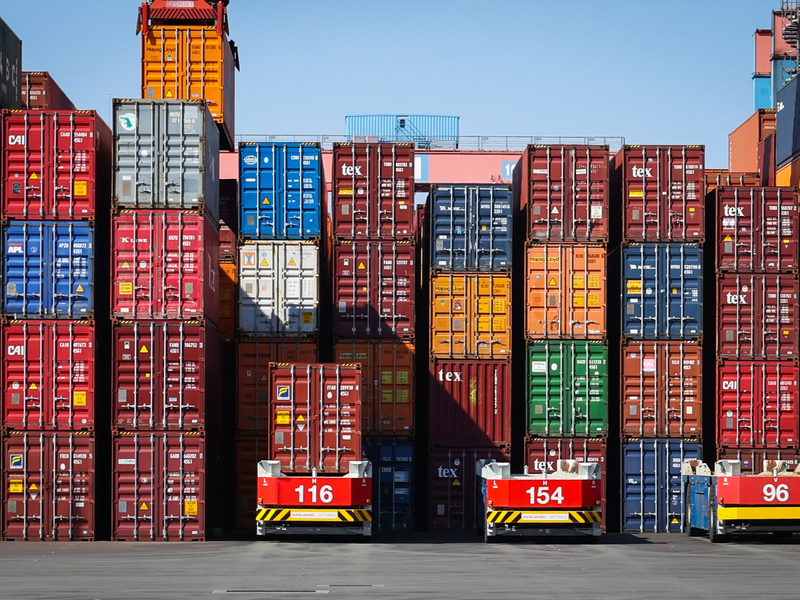 Durch das Lieferkettengesetz sollen große Unternehmen zur Rechenschaft gezogen werden, wenn sie etwa von Kinder- oder Zwangsarbeit außerhalb der EU profitieren. - Foto: Christian Charisius/dpa