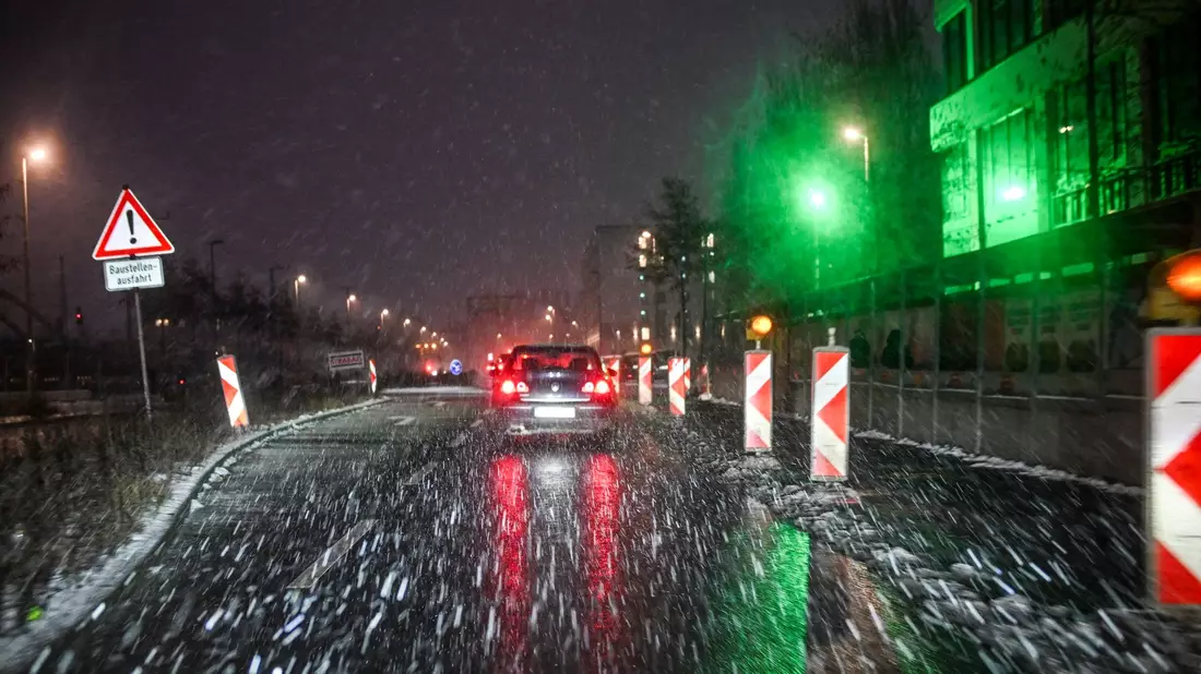 Ob auf der Straße, den Gleisen oder in der Luft: Das Winterwetter bremst den Verkehr in Deutschland aus. Für große Teile des Landes wurden kräftige Schneefälle und Glatteis vorhergesagt. - Bild: Jens Kalaene/dpa