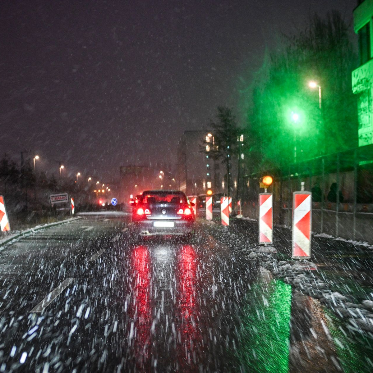 Ob auf der Straße, den Gleisen oder in der Luft: Das Winterwetter bremst den Verkehr in Deutschland aus. Für große Teile des Landes wurden kräftige Schneefälle und Glatteis vorhergesagt. - Foto: Jens Kalaene/dpa