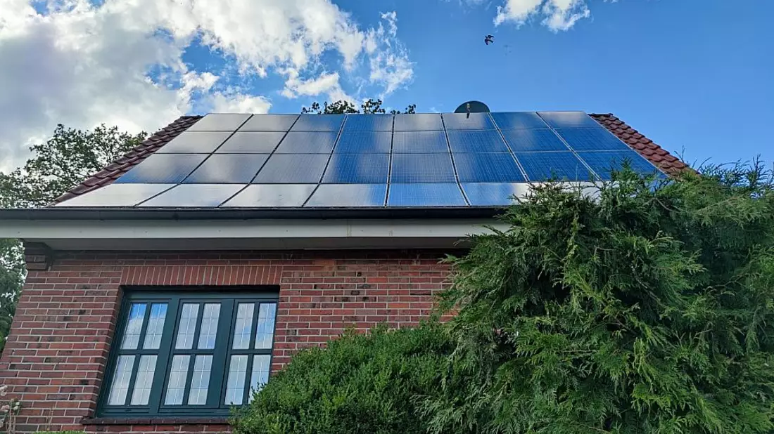 Solarzellen auf Hausdach (Archiv) - Bild: über dts Nachrichtenagentur