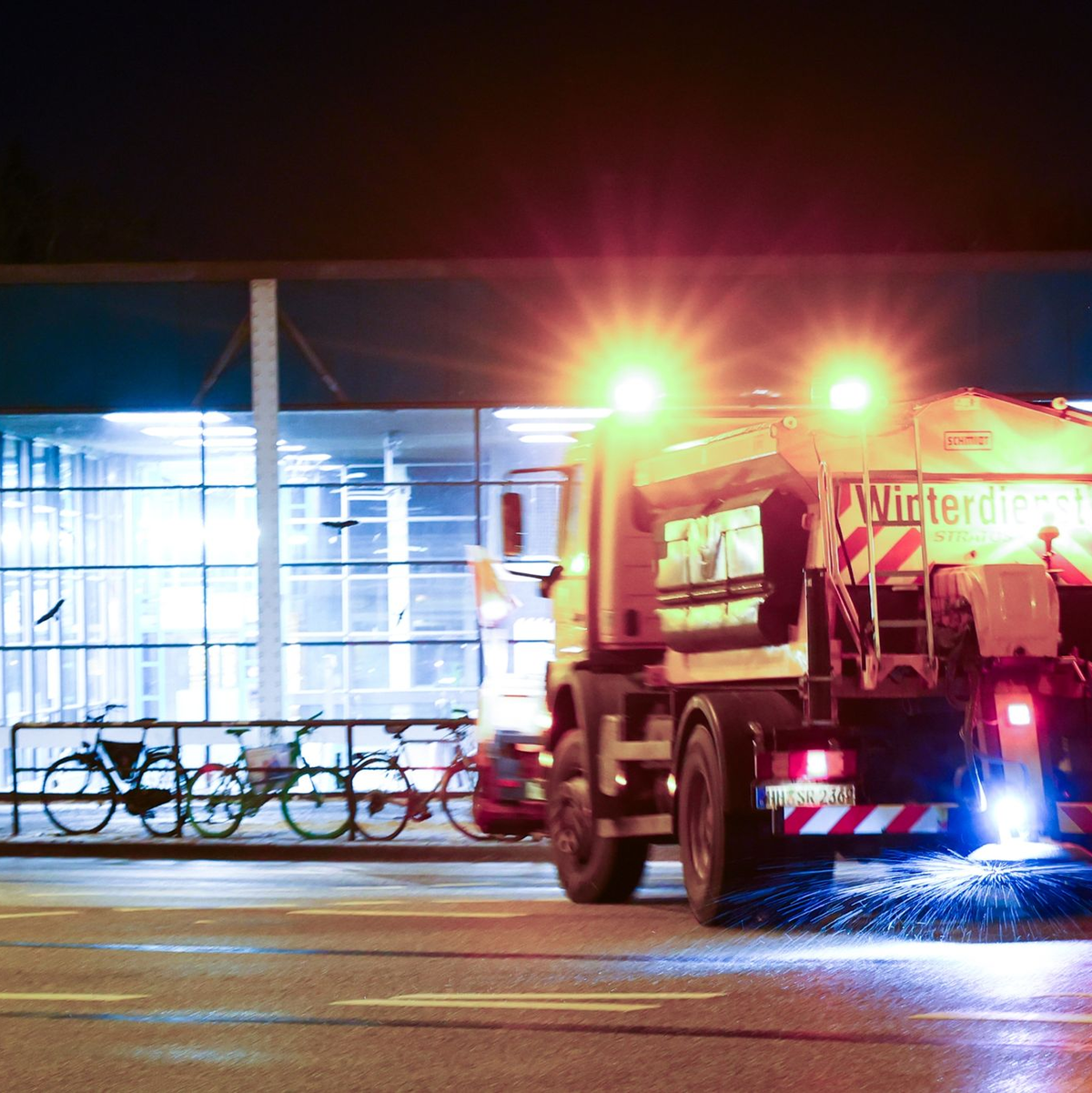 Ein Räum- und Streufahrzeug der Stadtreinigung ist am frühen Morgen bei winterlichen Bedingungen auf einer Hauptverkehrsstraße in Hamburg unterwegs. - Foto: Christian Charisius/dpa
