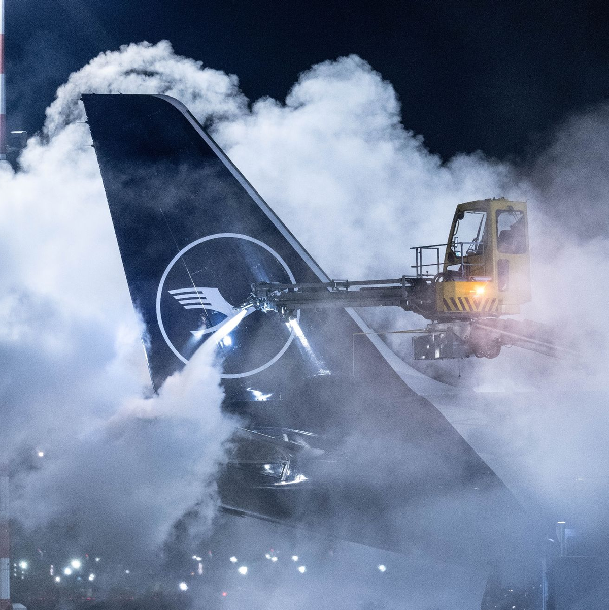 Eine Lufthansa-Maschine wird auf dem Flughafen Frankfurt enteist. Angesichts der Wetterlage hat der Flughafen den Flugplan zusammengestrichen. - Foto: Boris Roessler/dpa
