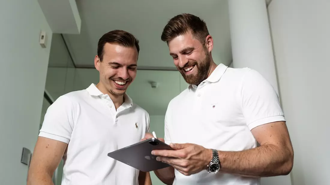 Ist Auslands-Recruiting die Lösung für die Pflegebranche? Max Grinda und Felix Hahnewald klären auf - Bild: presseportal.de