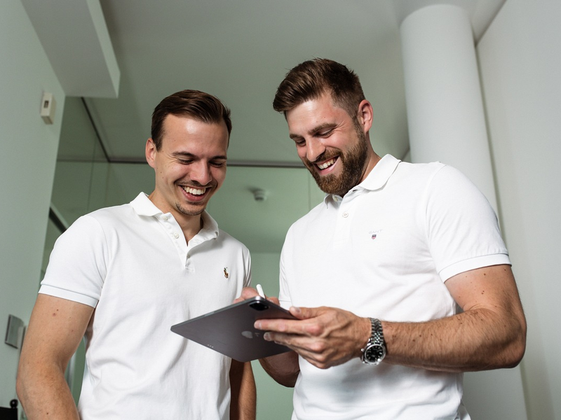 Ist Auslands-Recruiting die Lösung für die Pflegebranche? Max Grinda und Felix Hahnewald klären auf - Foto: presseportal.de