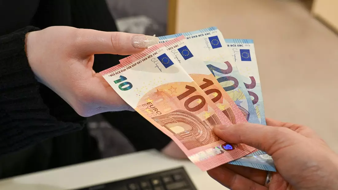 Viele Menschen in Deutschland zahlen am liebsten bar. (Symbolbild) - Bild: Jens Kalaene/dpa