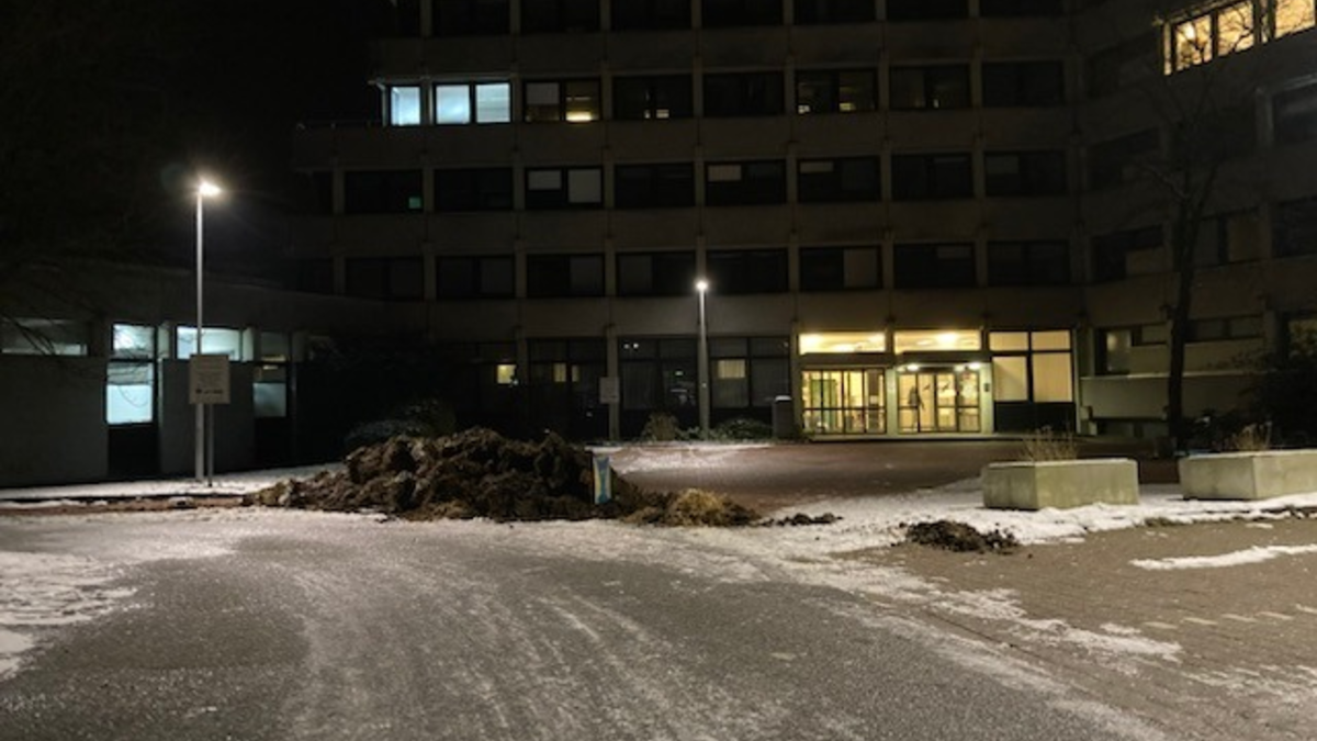 POL-STD: VW Golf in Wischhafen entwendet, Außenbordmotoren in Stade entwendet, Unbekannte kippen eine Ladung Mist vor das Stader Finanzamt - Polizei sucht Zeugen - Foto: presseportal.de
