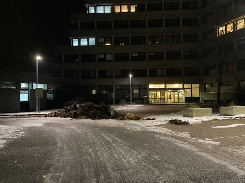 POL-STD: VW Golf in Wischhafen entwendet, Außenbordmotoren in Stade entwendet, Unbekannte kippen eine Ladung Mist vor das Stader Finanzamt - Polizei sucht Zeugen - Foto: presseportal.de