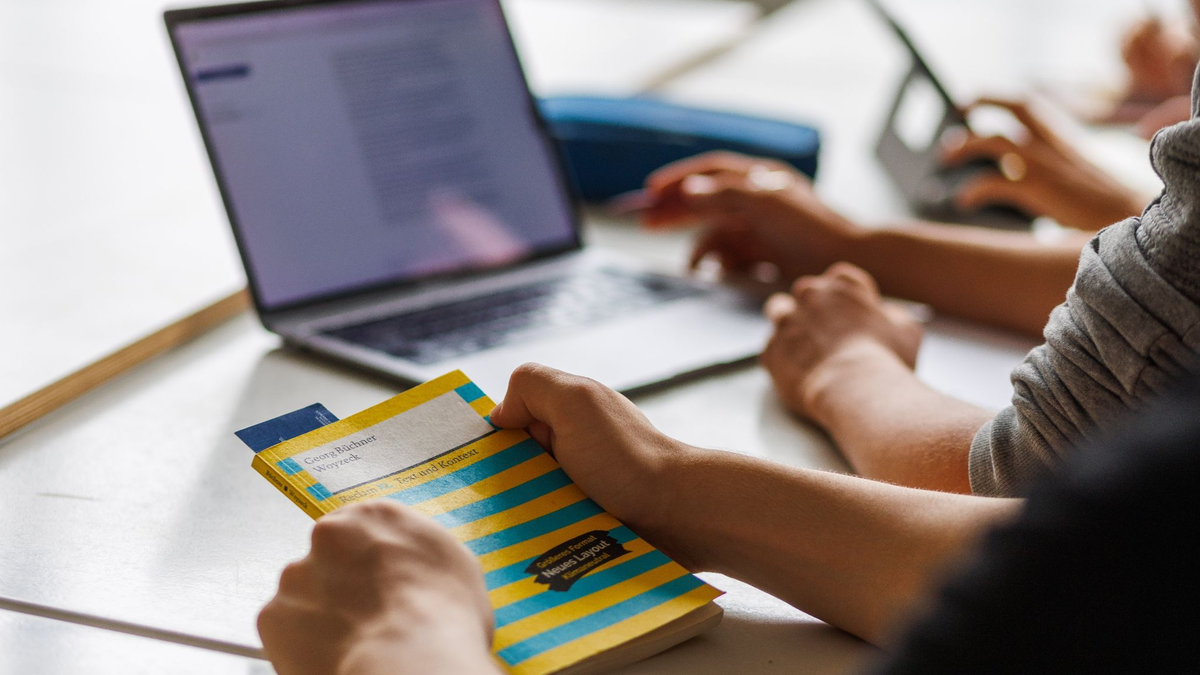 Ein versierter Umgang der Schülerinnen und Schüler mit den KI-Instrumenten soll laut SWK als neues Lernziel geübt und auch geprüft werden. - Foto: Philipp von Ditfurth/dpa