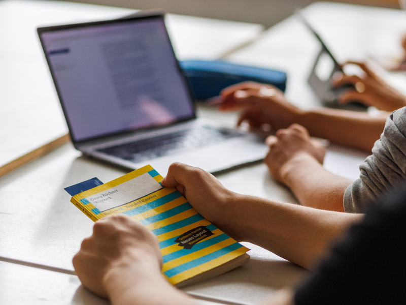 Ein versierter Umgang der Schülerinnen und Schüler mit den KI-Instrumenten soll laut SWK als neues Lernziel geübt und auch geprüft werden. - Foto: Philipp von Ditfurth/dpa