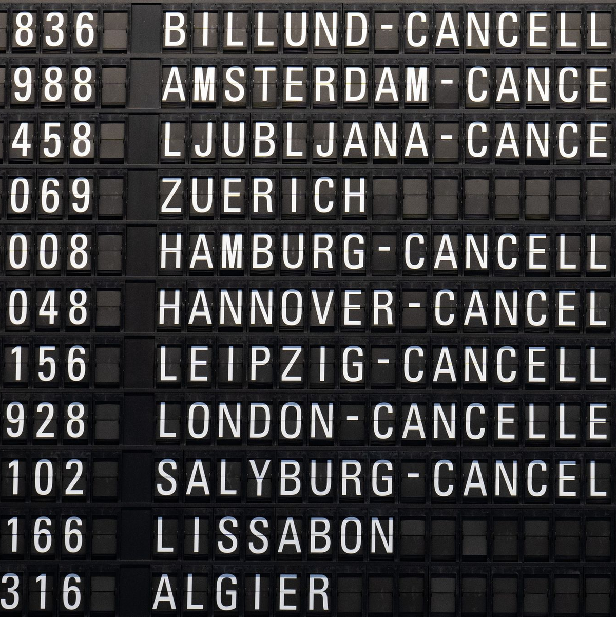 Annulliert sind zahlreiche Verbindungen auf der Anzeigetafel des Flughafens in Frankfurt am Main. - Foto: Boris Roessler/dpa
