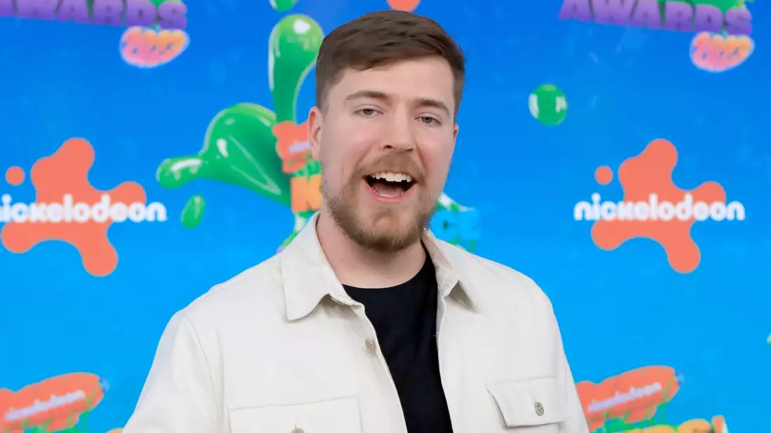 MrBeast schmeißt mit Bargeld um sich und macht dabei das bessere Fernsehen. - Bild: Nina Prommer/ZUMA Press Wire/dpa