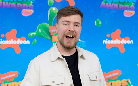 MrBeast schmeißt mit Bargeld um sich und macht dabei das bessere Fernsehen. - Foto: Nina Prommer/ZUMA Press Wire/dpa