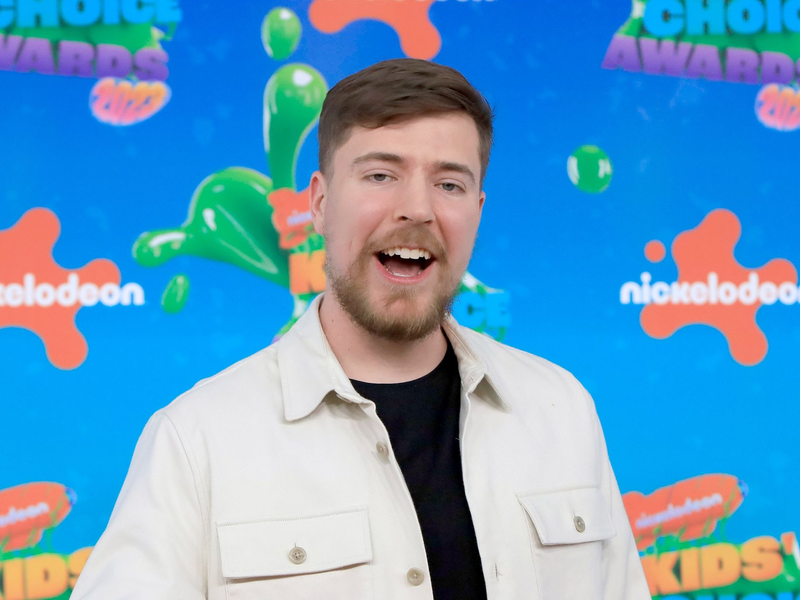MrBeast schmeißt mit Bargeld um sich und macht dabei das bessere Fernsehen. - Foto: Nina Prommer/ZUMA Press Wire/dpa