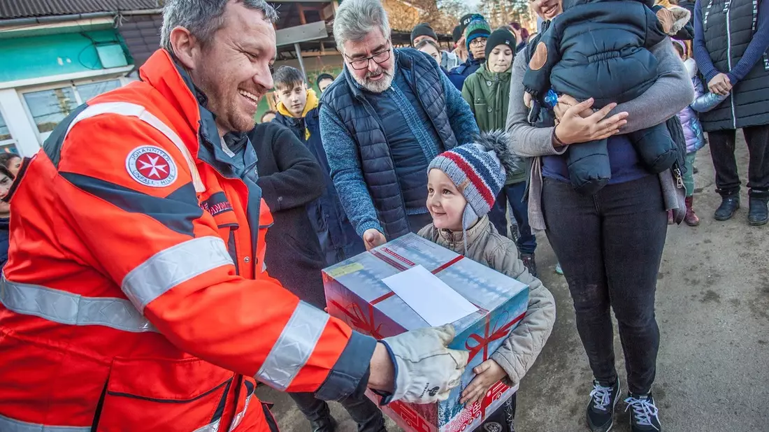 Große Dankbarkeit / Pakete des Johanniter-Weihnachtstruckers in den Zielländern verteilt, Packaktionen organisiert - Bild: presseportal.de
