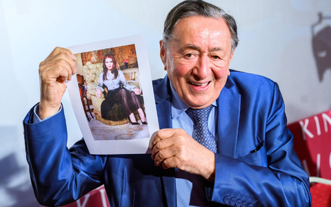 Im Blitzlichtgewitter der Fotografen fühlte sich der Gesellschaftslöwe Richard Lugner besonders wohl. (Archivbild) - Foto: Max Slovencik/APA/dpa