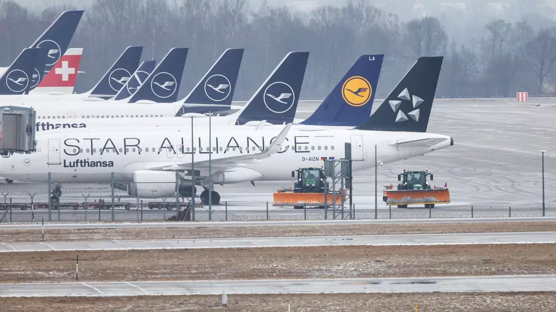 Traktoren mit Schneeschaufeln stehen auf dem Vorfeld vom Münchner Flughafen. Wegen der winterlichen Wetterbedingungen kommt es am Flughafen in München zu einigen Flugausfällen. - Bild: Matthias Balk/dpa
