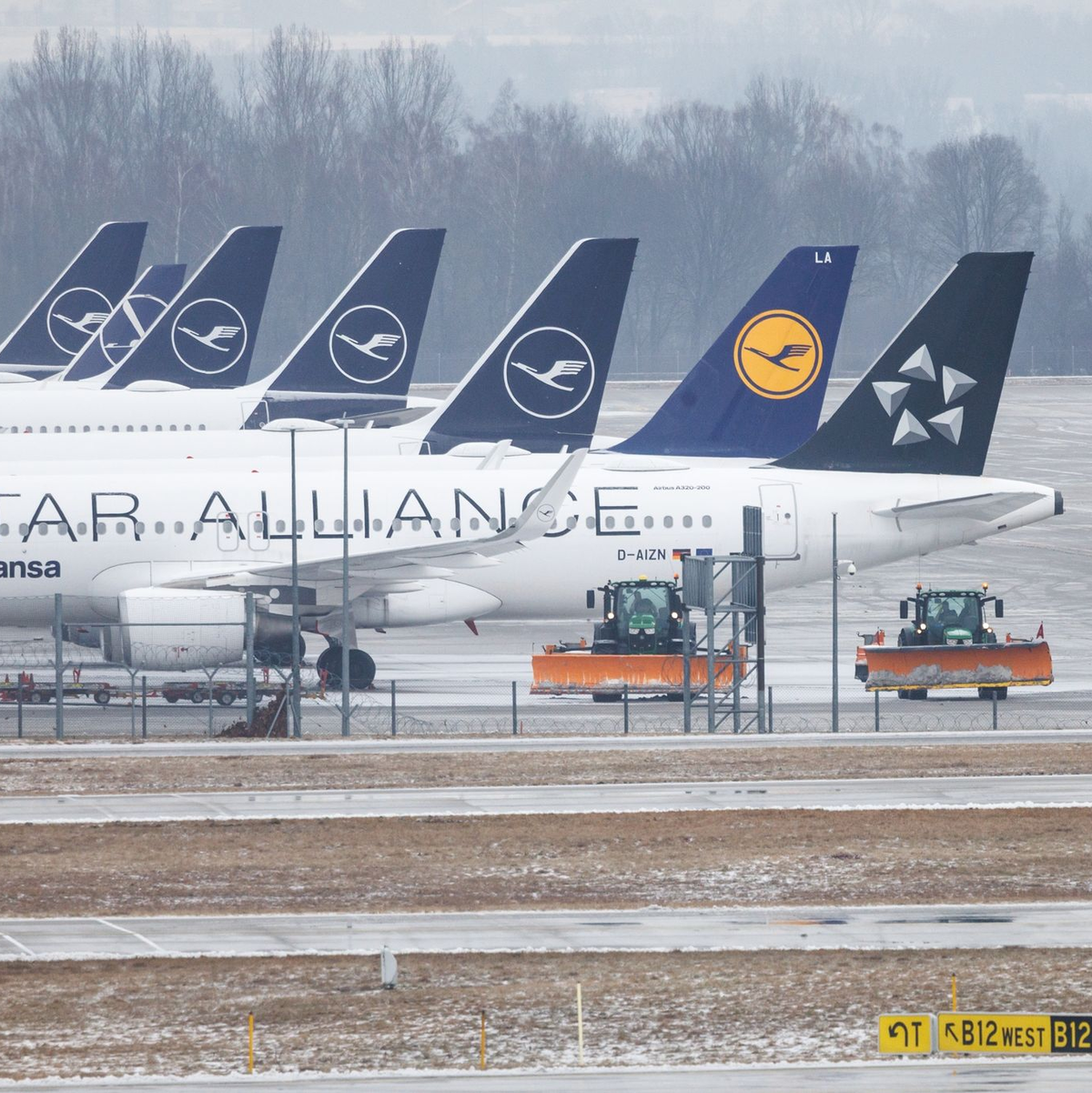Traktoren mit Schneeschaufeln stehen auf dem Vorfeld vom Münchner Flughafen. Wegen der winterlichen Wetterbedingungen kommt es am Flughafen in München zu einigen Flugausfällen. - Foto: Matthias Balk/dpa