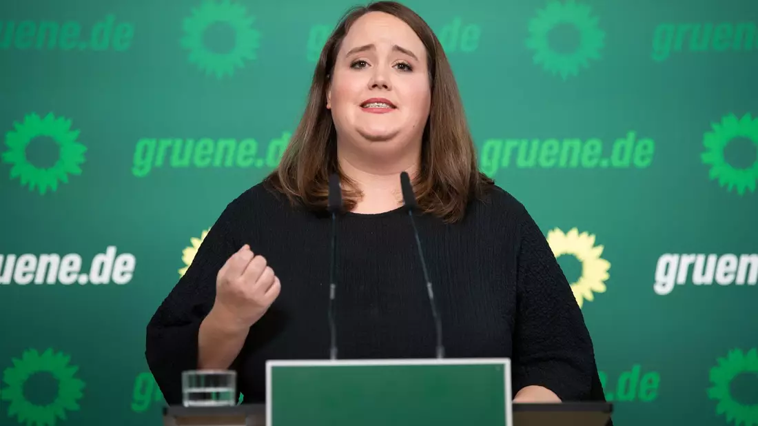 «Ich würde davon ausgehen, dass wir um die 2000 Euro rum liegen»: Ricarda Lang (Archivfoto). - Bild: Marco Rauch/dpa