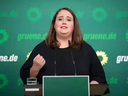 «Ich würde davon ausgehen, dass wir um die 2000 Euro rum liegen»: Ricarda Lang (Archivfoto). - Foto: Marco Rauch/dpa