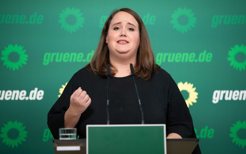 «Ich würde davon ausgehen, dass wir um die 2000 Euro rum liegen»: Ricarda Lang (Archivfoto). - Foto: Marco Rauch/dpa