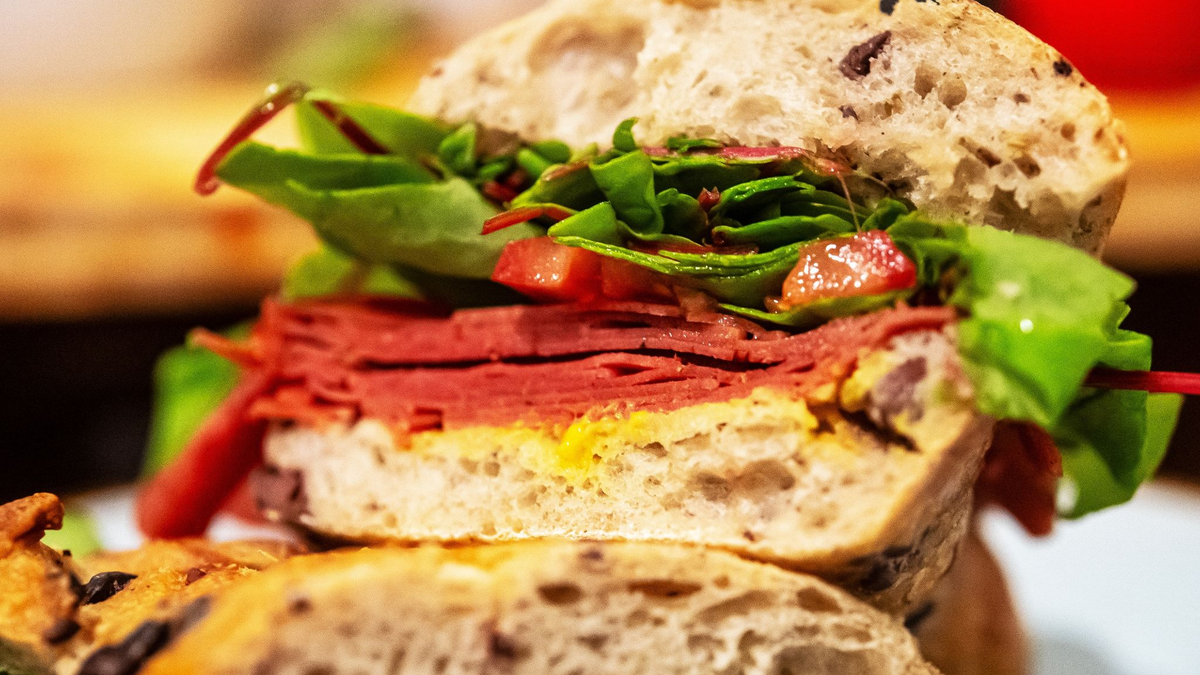 Die Beliebtheit von Fleischersatzprodukten ist zuletzt etwas zurückgegangen. - Foto: Bernd Diekjobst/dpa-tmn