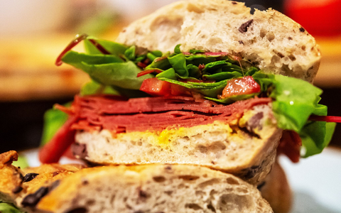 Die Beliebtheit von Fleischersatzprodukten ist zuletzt etwas zurückgegangen. - Foto: Bernd Diekjobst/dpa-tmn