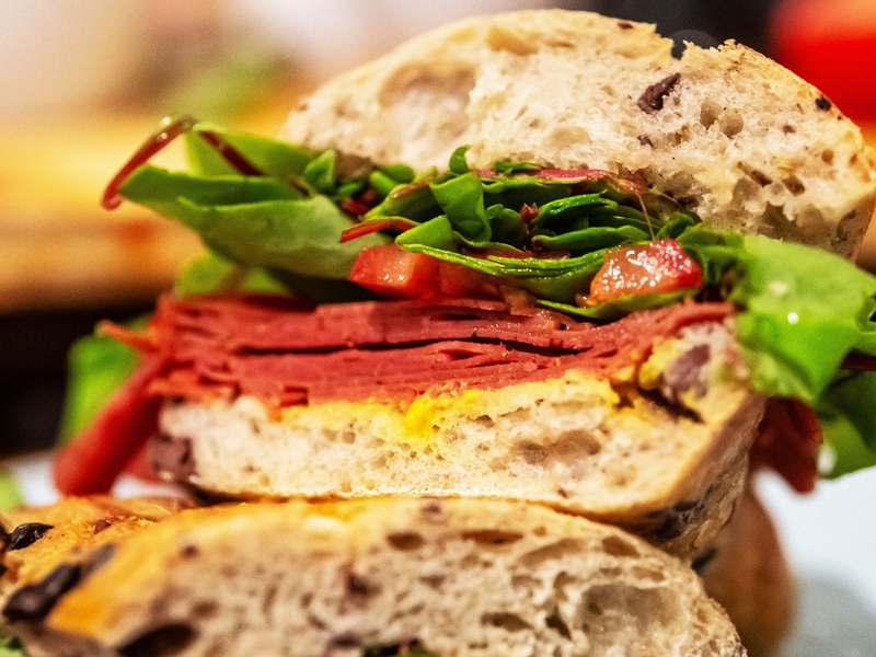 Die Beliebtheit von Fleischersatzprodukten ist zuletzt etwas zurückgegangen. - Foto: Bernd Diekjobst/dpa-tmn