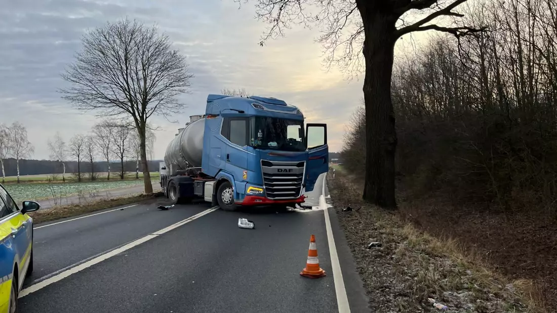 POL-NI: Drei Leichtverletzte nach Zusammenstoß mit Sattelzug / Vollsperrung der B 6 / Zeugen gesucht - Bild: presseportal.de